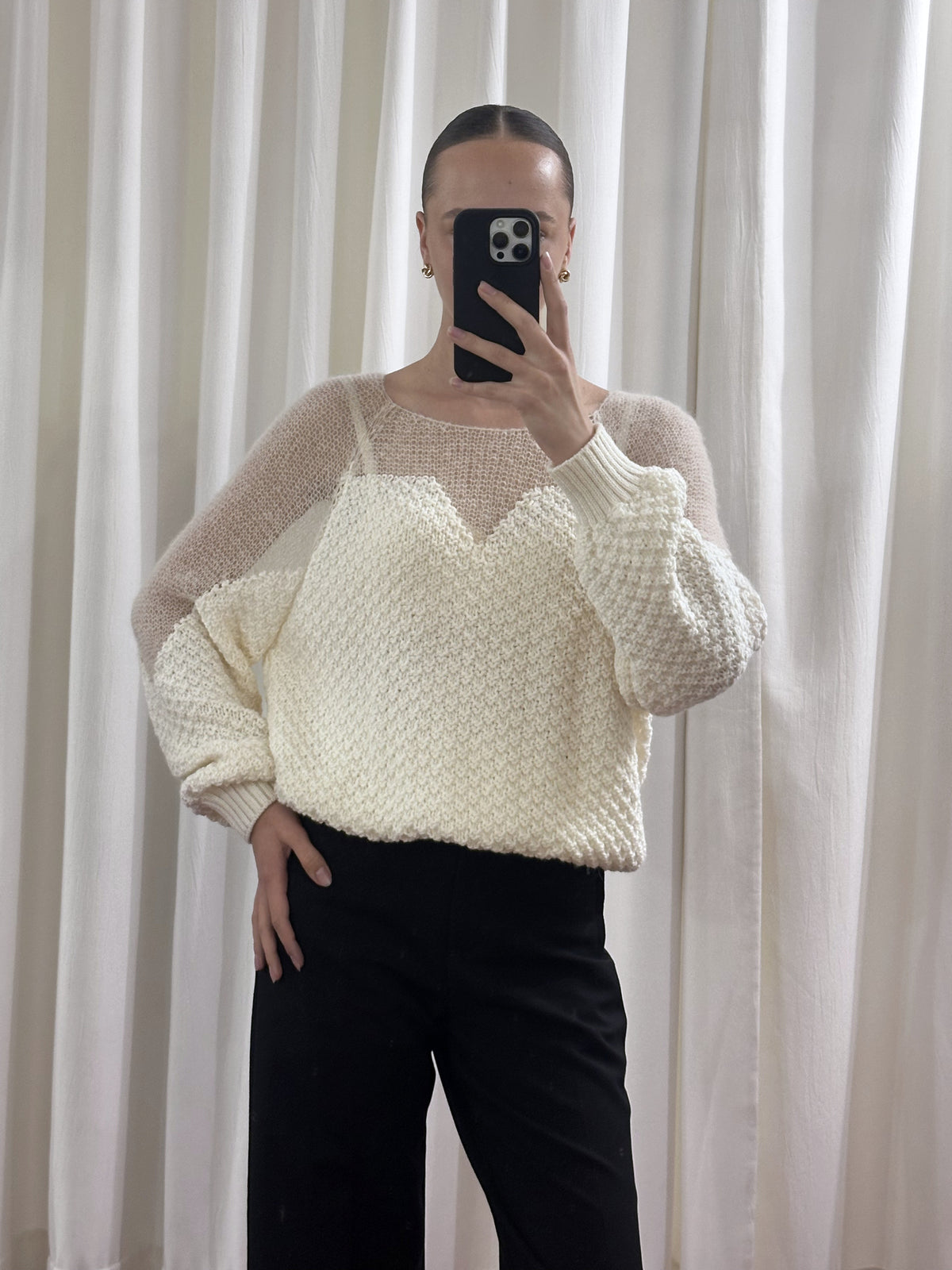 Комбінований светр із вирізами на плечах, Молочний — Aura Atelier