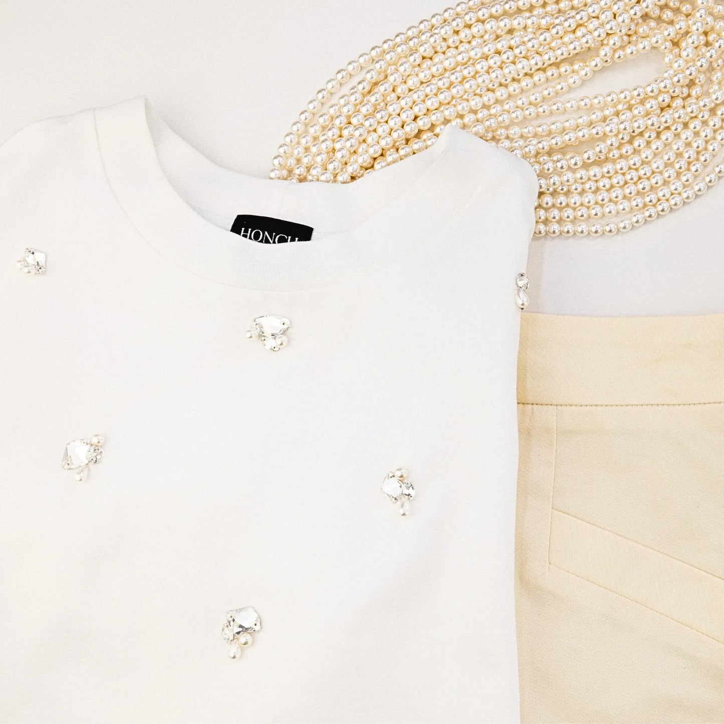 Cotton t-shirt decorated with ivory rhinestones