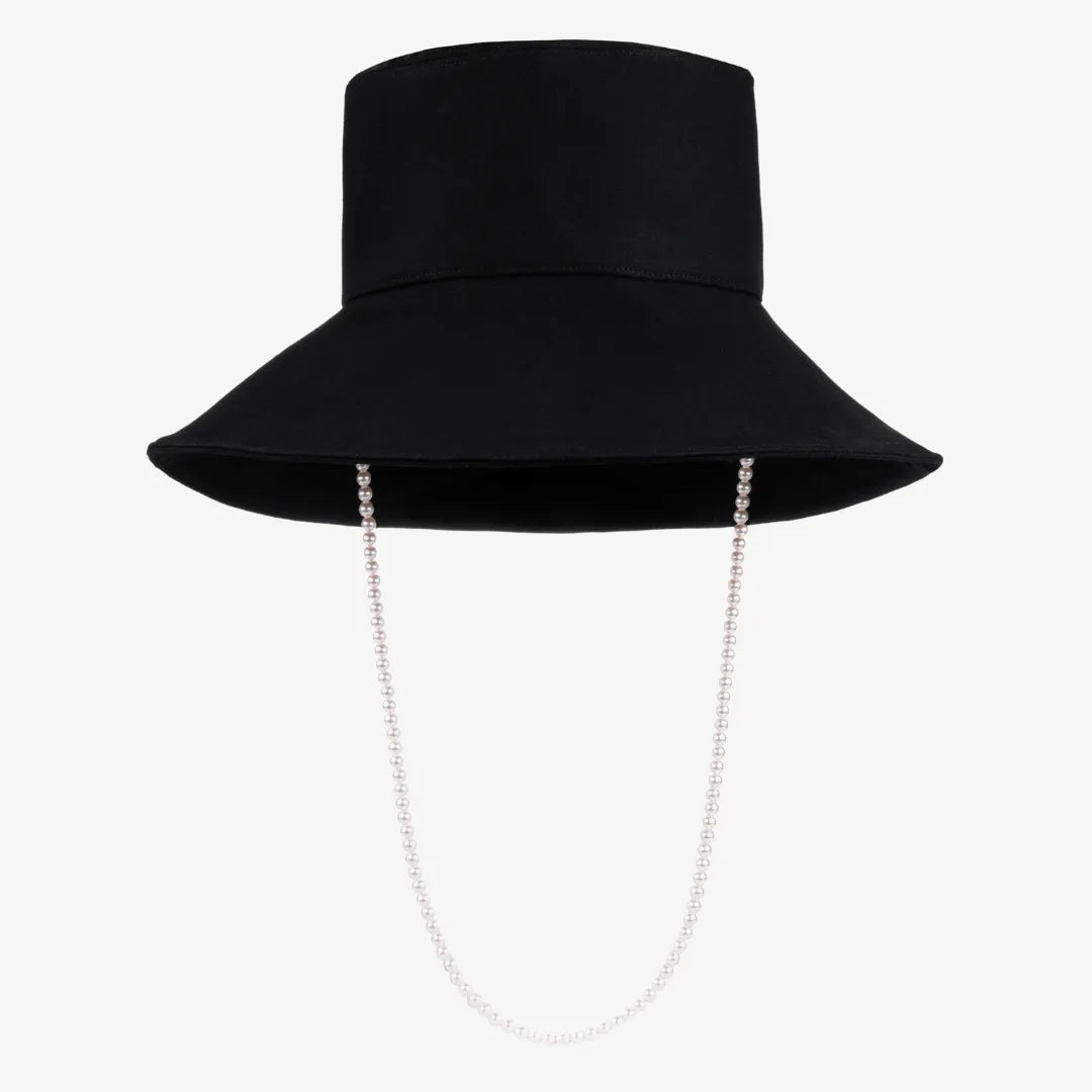Panama hat with a pearl chain