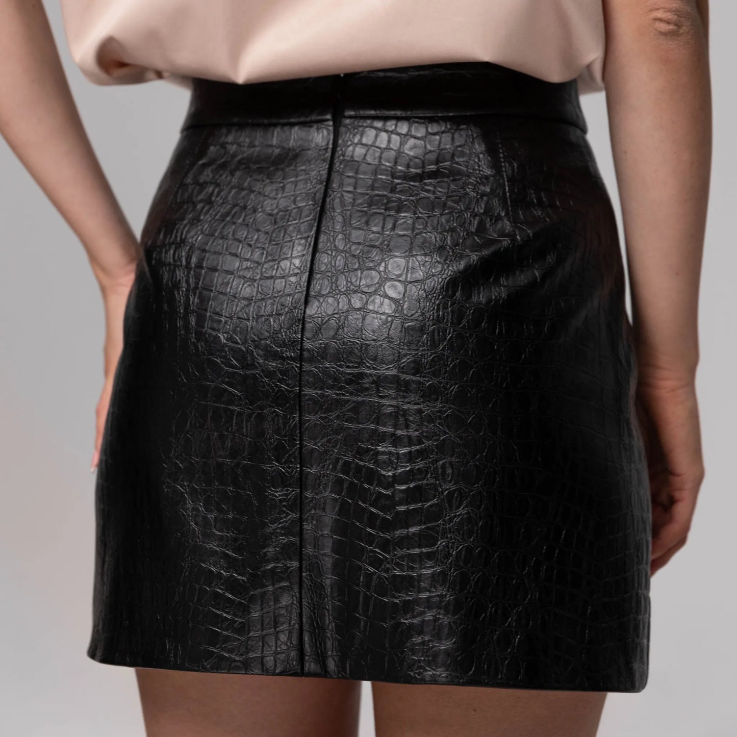 Reptile print faux leather mini skirt in black