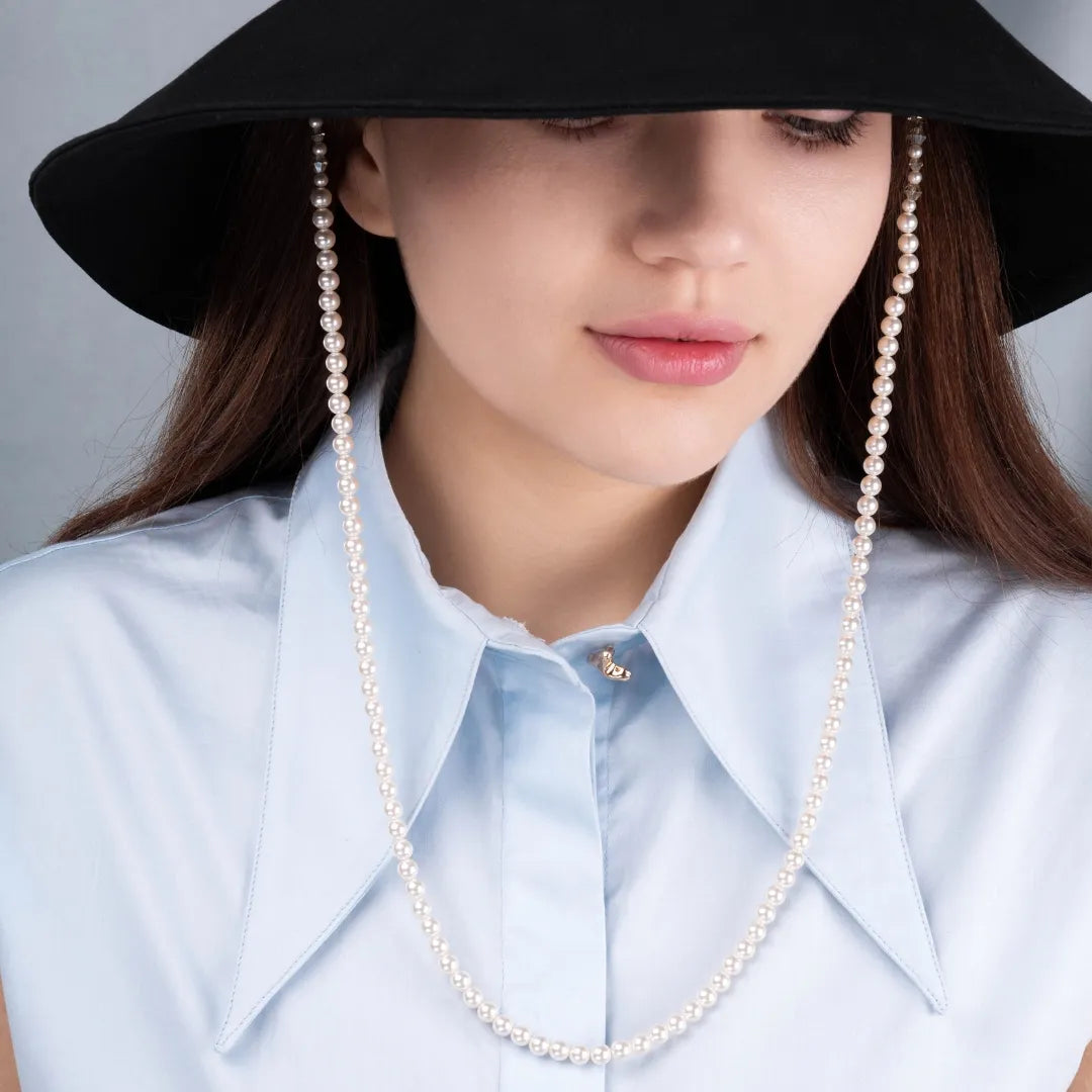 Panama hat with a pearl chain