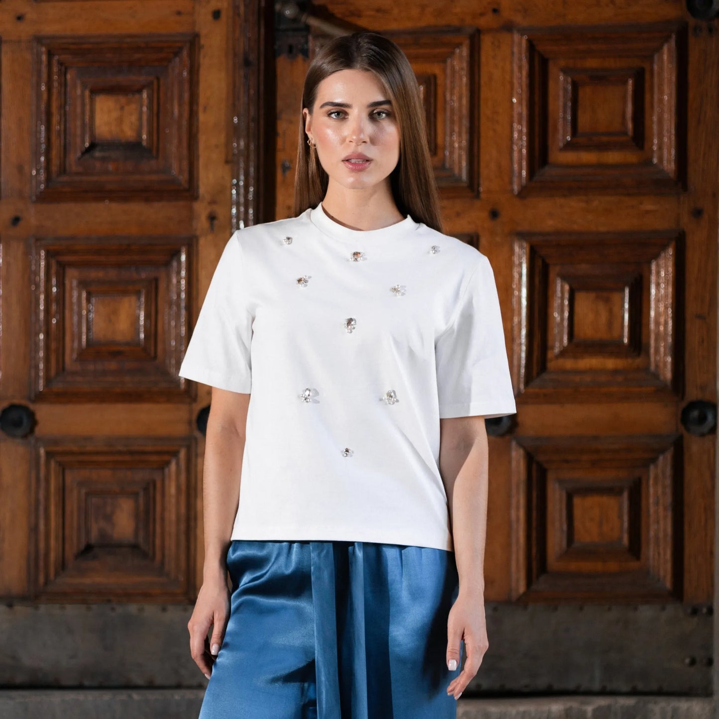 Cotton t-shirt decorated with ivory rhinestones