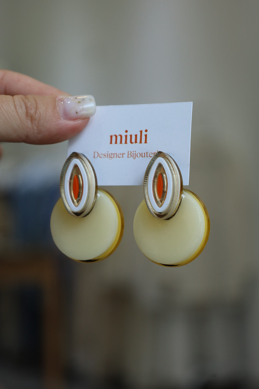 Accent acrylic earrings Circle (beige)