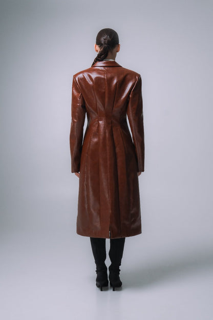 FITTED FAUX LEATHER COAT IN CHESTNUT