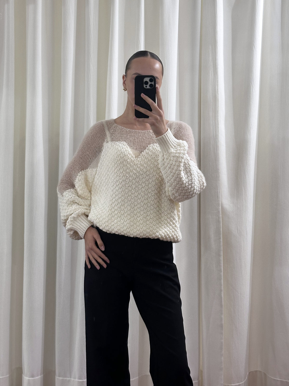 Комбінований светр із вирізами на плечах, Молочний — Aura Atelier