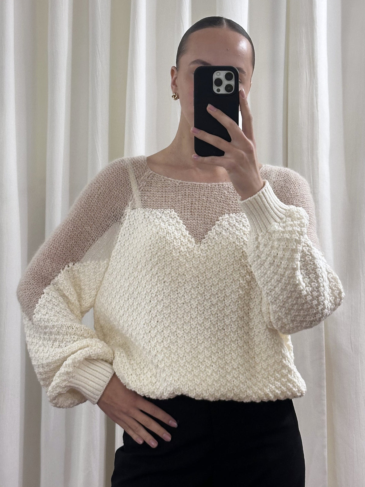 Комбінований светр із вирізами на плечах, Молочний — Aura Atelier
