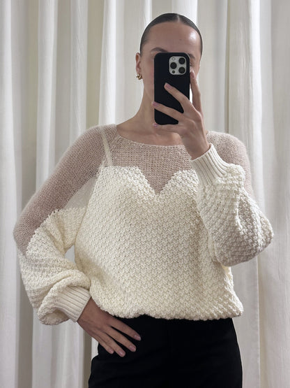 Комбінований светр із вирізами на плечах, Молочний — Aura Atelier