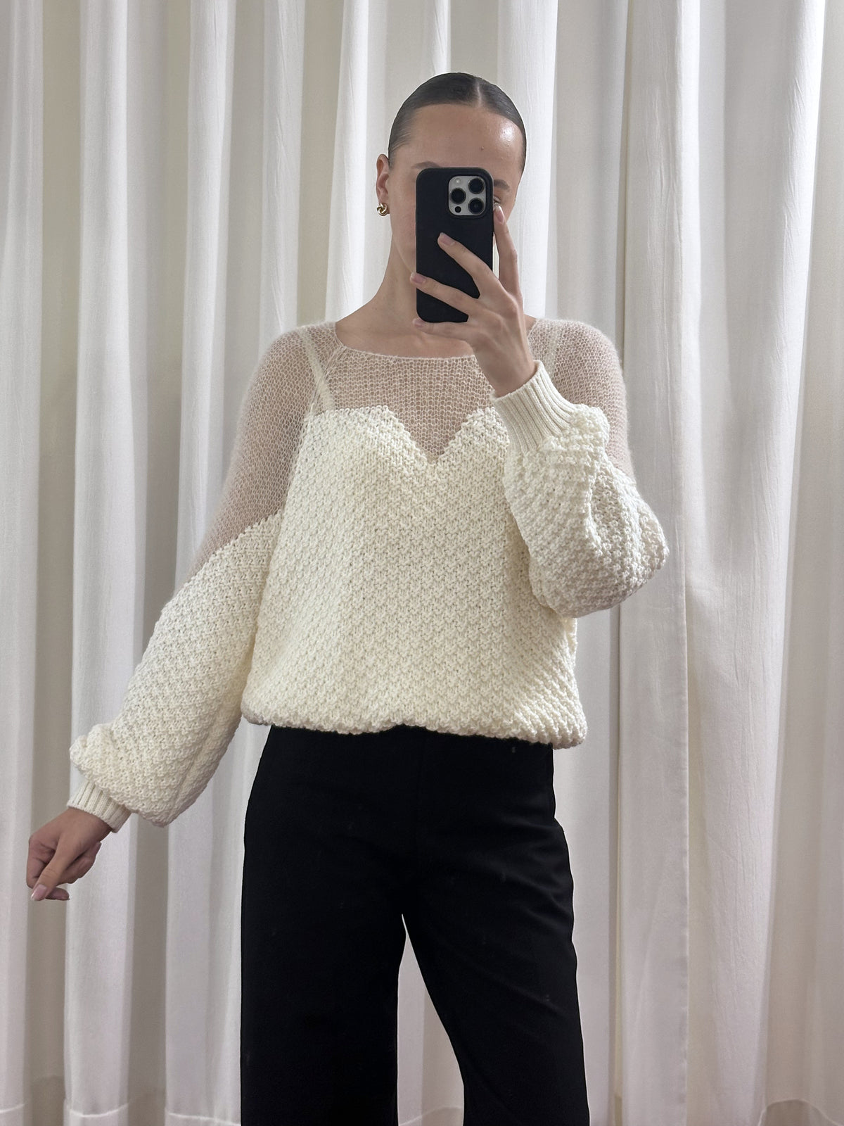 Комбінований светр із вирізами на плечах, Молочний — Aura Atelier