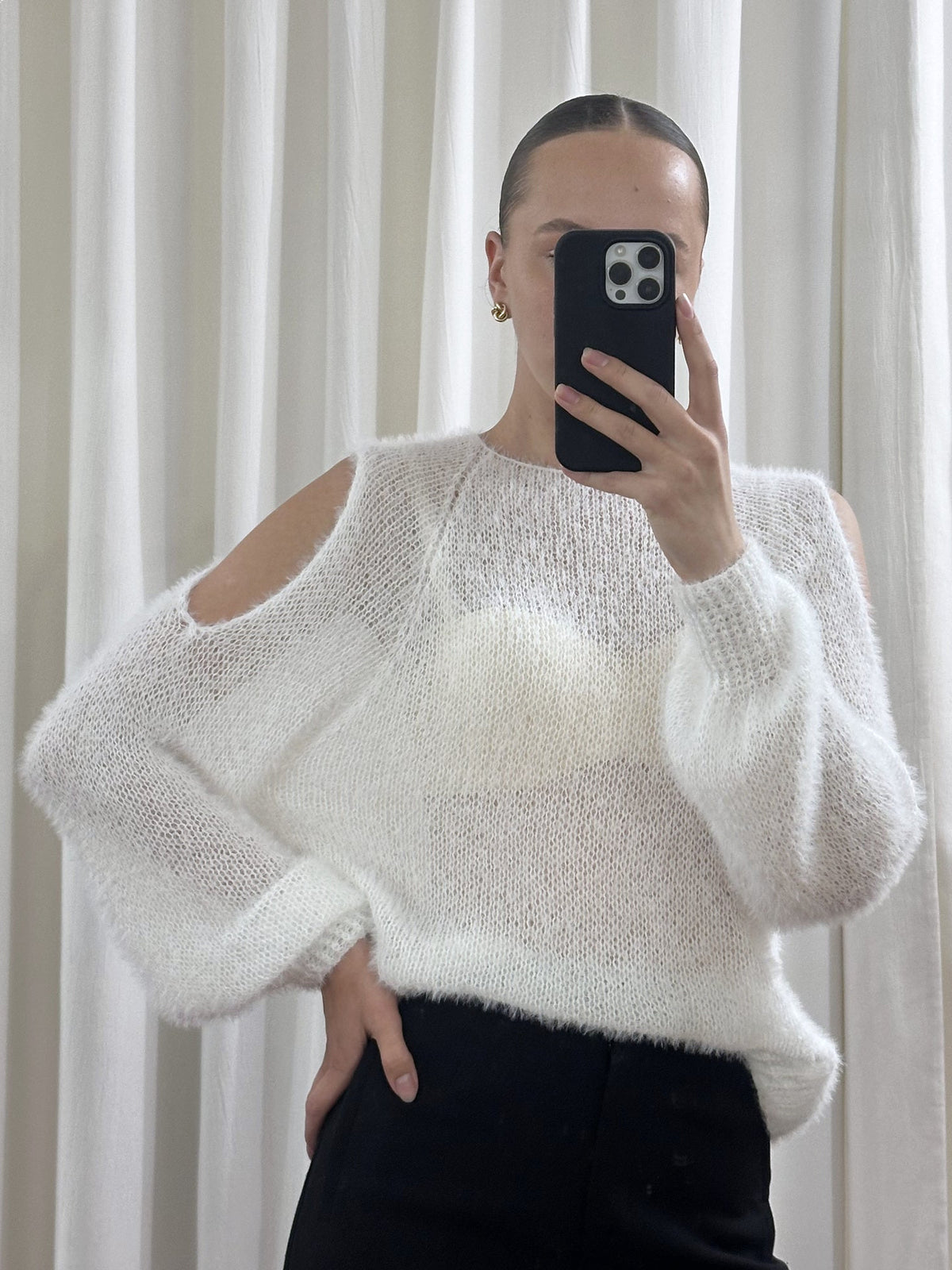 Пухнастий светр із бавовною та вирізами на плечах, Білий — Aura Atelier