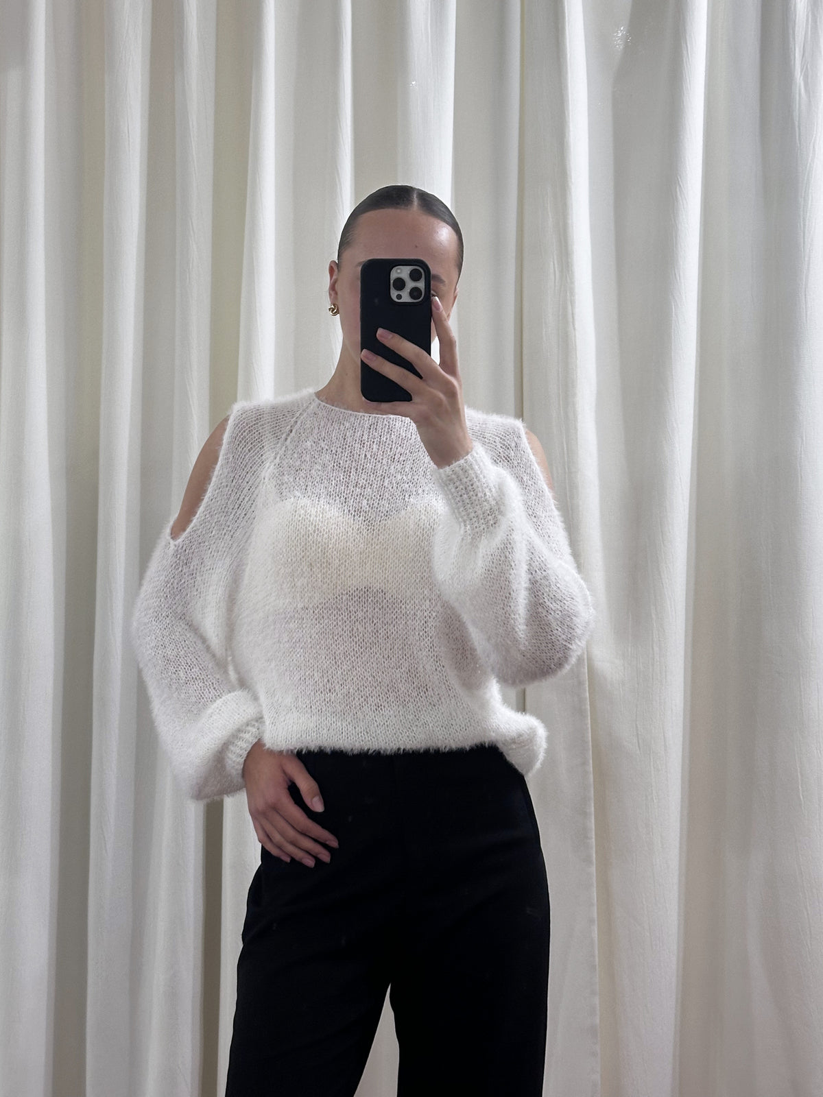 Пухнастий светр із бавовною та вирізами на плечах, Білий — Aura Atelier