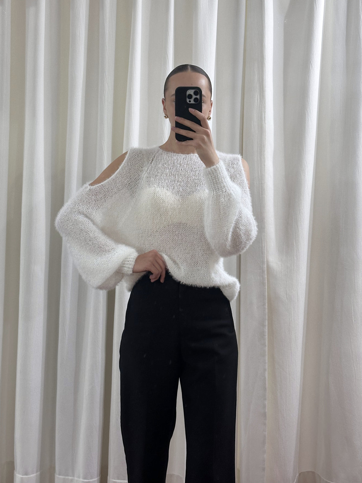Пухнастий светр із бавовною та вирізами на плечах, Білий — Aura Atelier