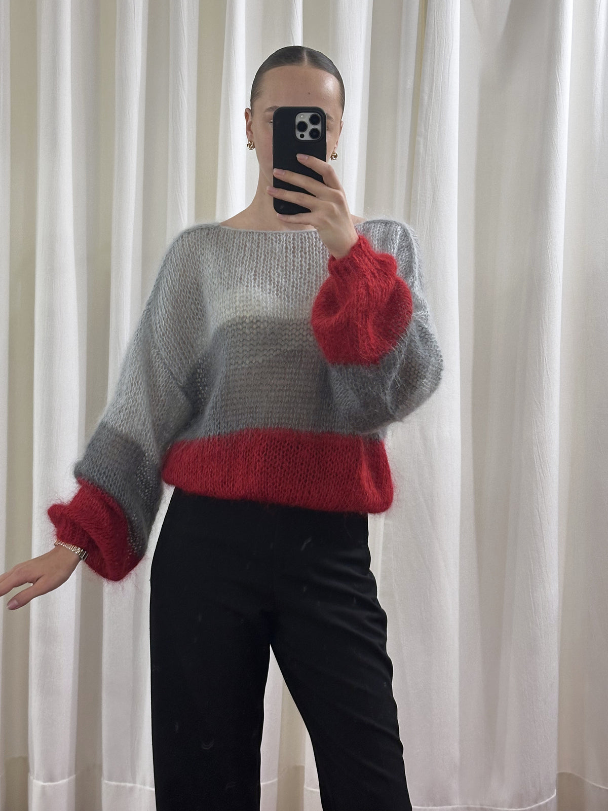 Смугастий светр із мохеру з квіткою, Сірий / червоний — Aura Atelier