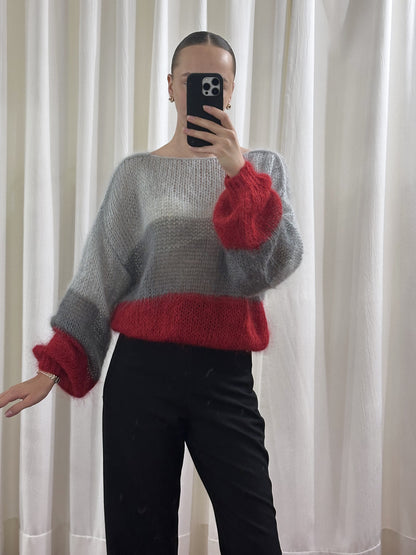 Смугастий светр із мохеру з квіткою, Сірий / червоний — Aura Atelier